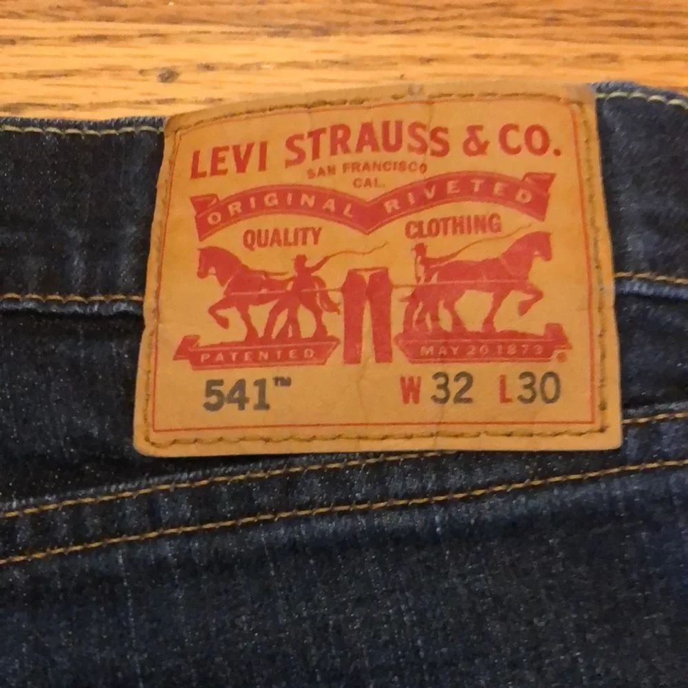 Levi’s jeans 32 x 30 inch dark wash denim straight leg
